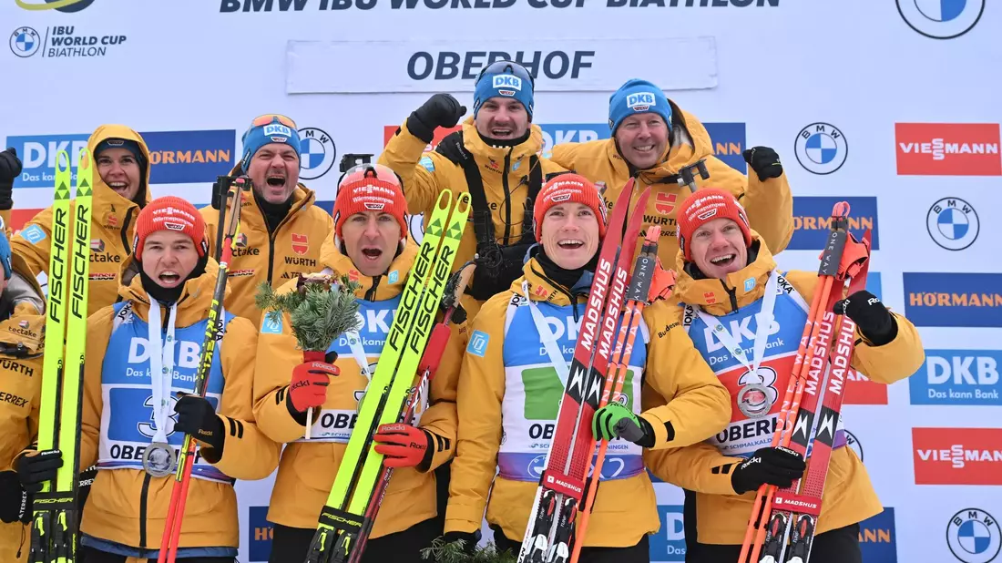 Die Biathlon-Staffel der Männer freut sich über den zweiten Platz in Oberhof. - Bild: Martin Schutt/dpa