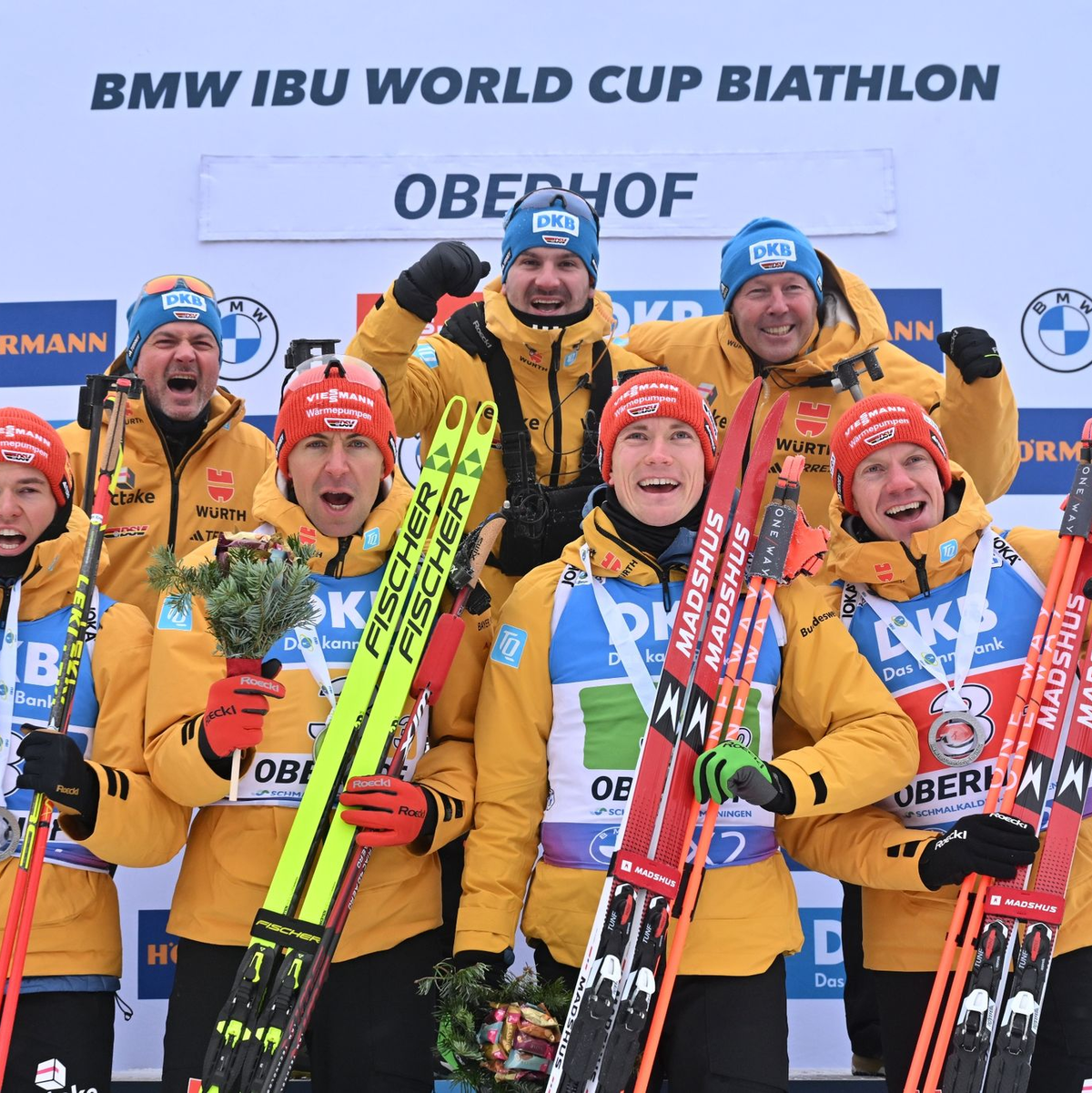 Die Biathlon-Staffel der Männer freut sich über den zweiten Platz in Oberhof. - Foto: Martin Schutt/dpa