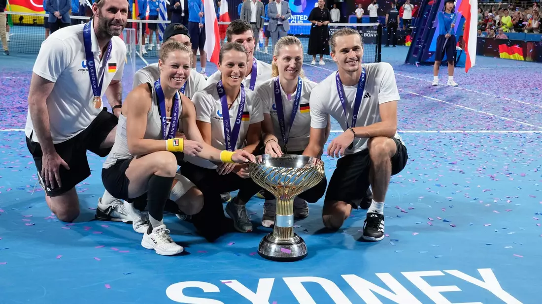 Das deutsche Team posiert mit dem Pokal nach dem Sieg über das polnische Team. - Bild: Mark Baker/AP/dpa