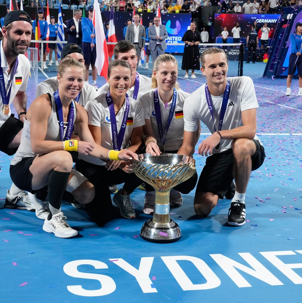 Das deutsche Team posiert mit dem Pokal nach dem Sieg über das polnische Team. - Foto: Mark Baker/AP/dpa