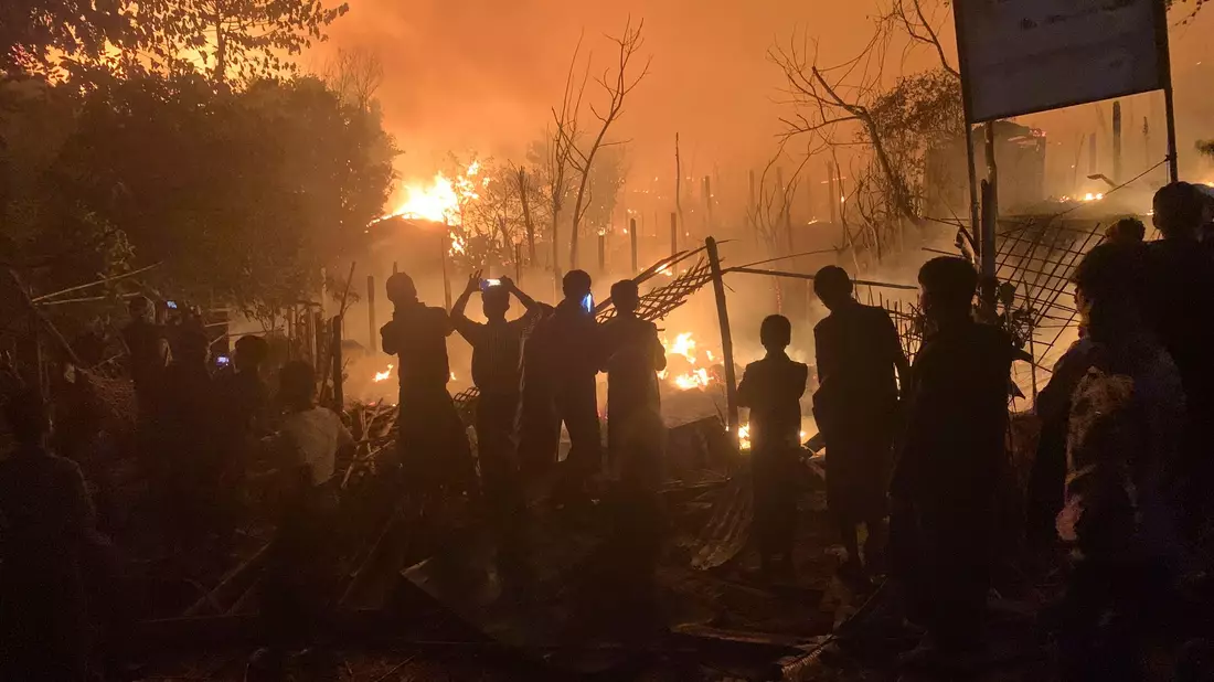 Hütten aus Bambus und Planen: In den Rohingya-Lagern brechen immer wieder Feuer aus. - Bild: Shafiqur Rahman/AP/dpa