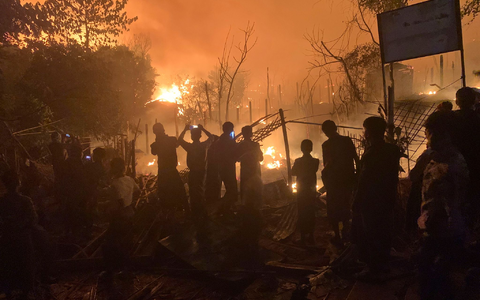 Hütten aus Bambus und Planen: In den Rohingya-Lagern brechen immer wieder Feuer aus. - Foto: Shafiqur Rahman/AP/dpa