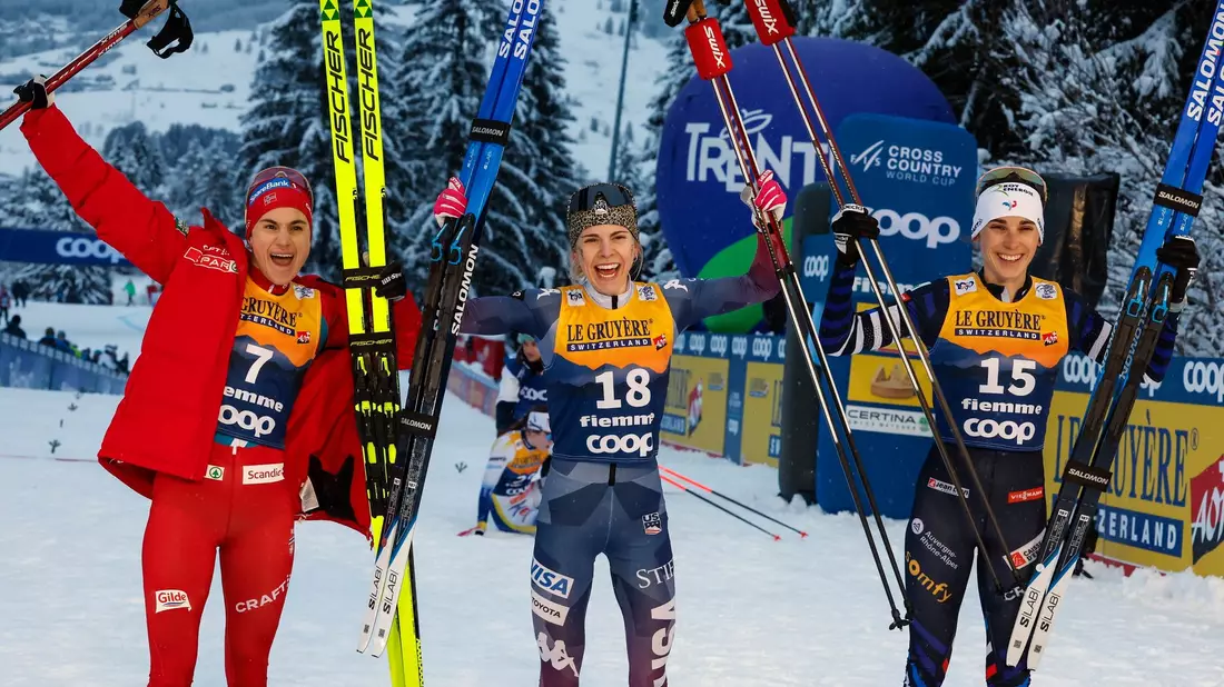 Die Siegerin Sophia Laukli (M), Heidi Weng (l) und Delphine Claudel jubeln nach dem Rennen. - Bild: Alessandro Trovati/AP/dpa