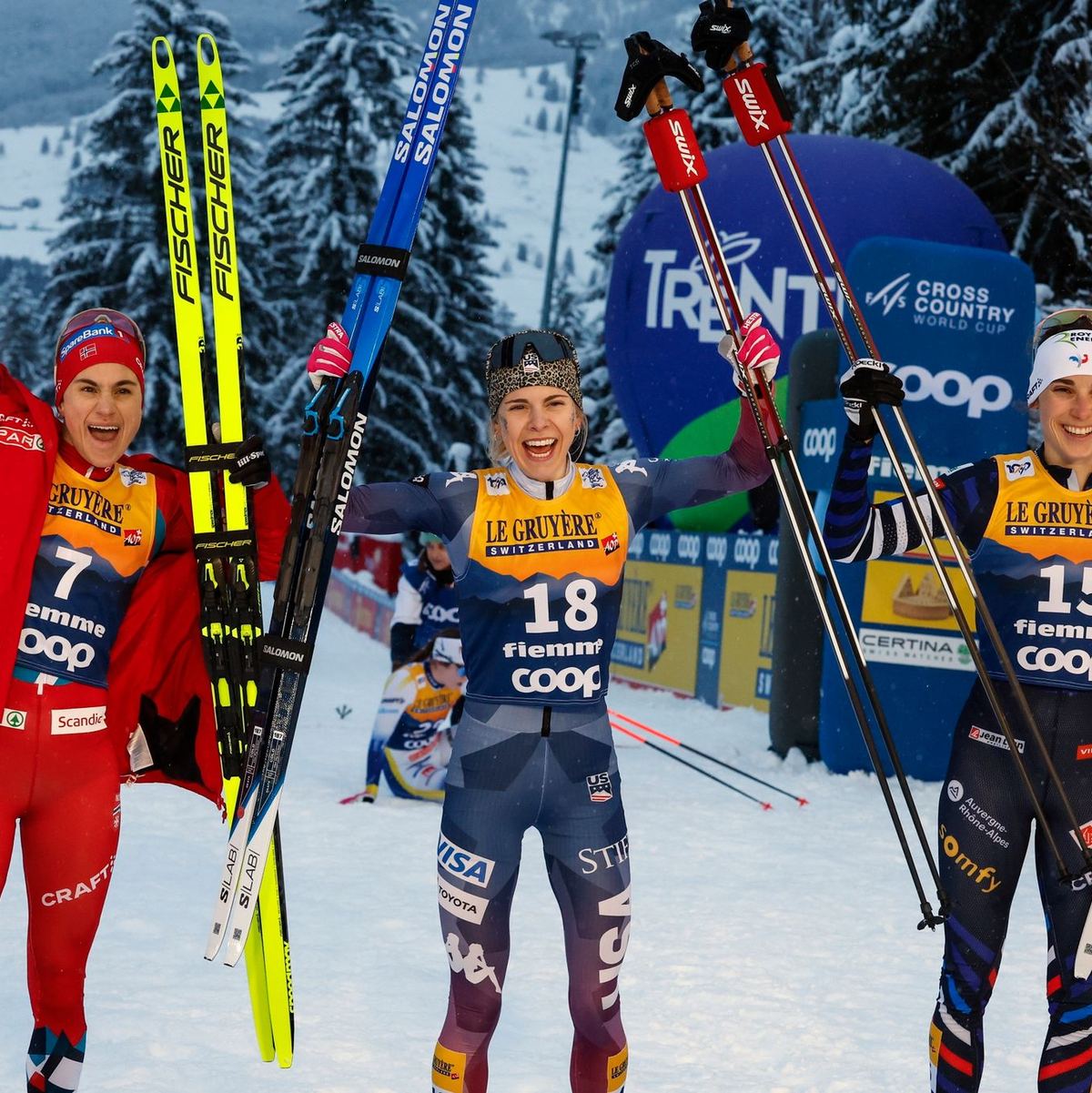 Die Siegerin Sophia Laukli (M), Heidi Weng (l) und Delphine Claudel jubeln nach dem Rennen. - Foto: Alessandro Trovati/AP/dpa