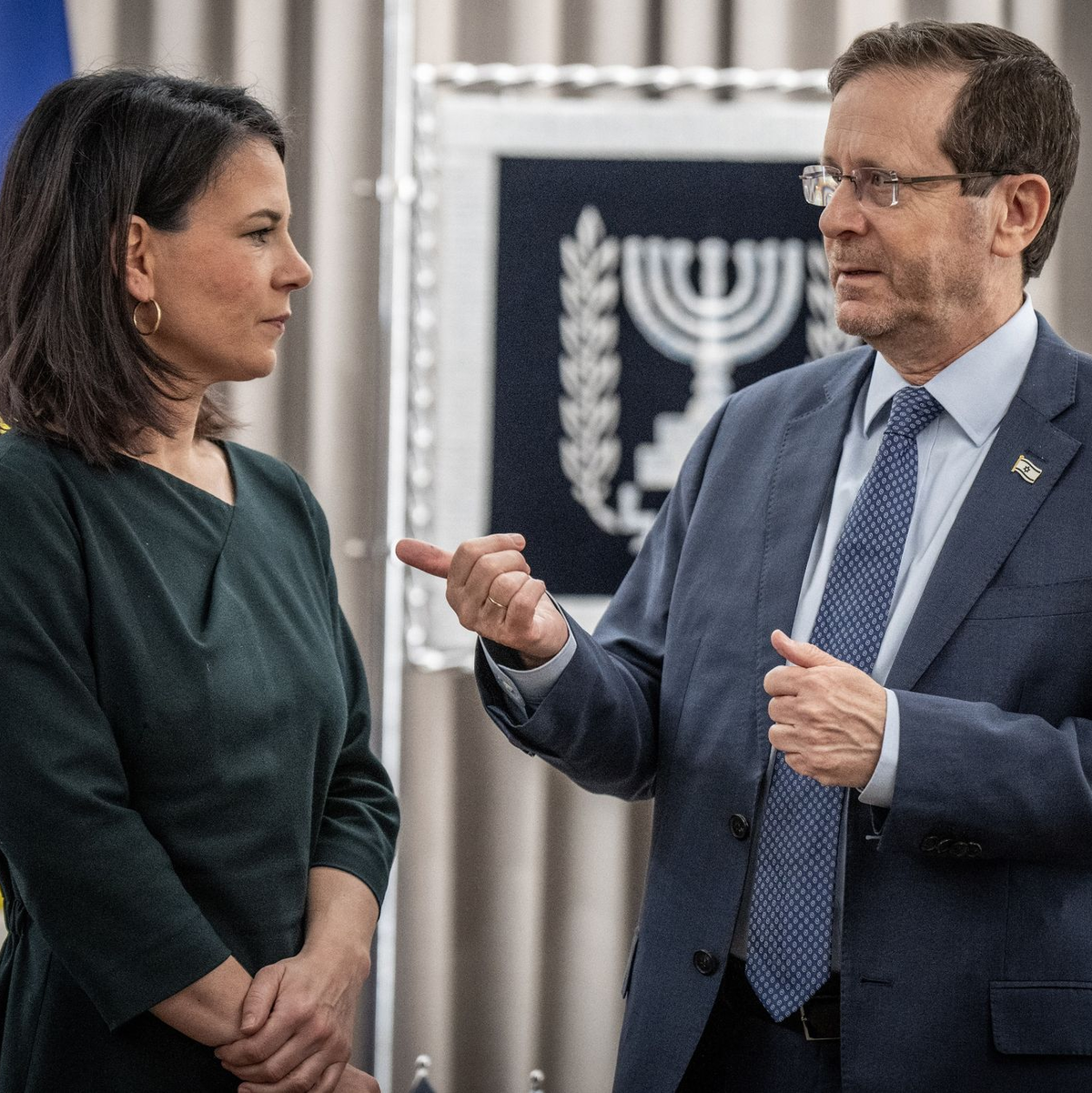 Annalena Baerbock (l.) wird vom israelischen Präsidenten Izchak Herzog begrüßt. - Foto: Michael Kappeler/dpa