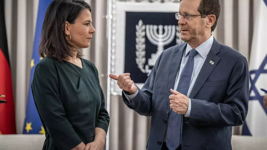 Annalena Baerbock (l.) Ist zum Auftakt ihrer Israel-Reise mit Präsident Izchak Herzog zusammengekommen. - Bild: Michael Kappeler/dpa