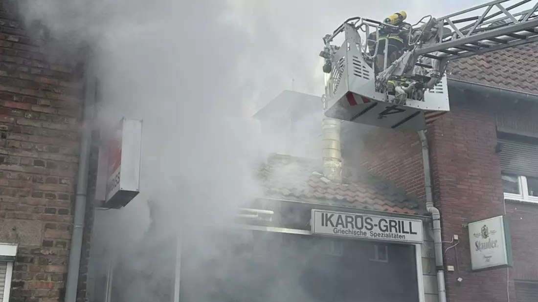 FW-E: Brand einer Fritteuse greift auf Lüftungsanlage und Gebäude über - keine Verletzten - Bild: presseportal.de