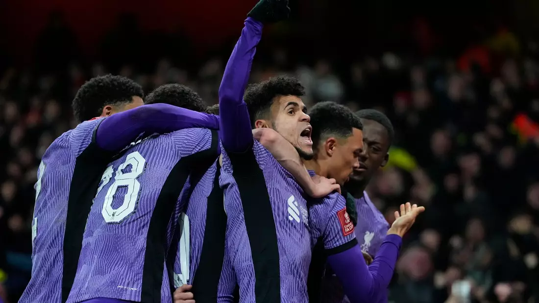 Luis Diaz (M) vom FC Liverpool jubelt mit seinen Teamkollegen über sein Tor zum 0:2. - Bild: Kirsty Wigglesworth/AP/dpa