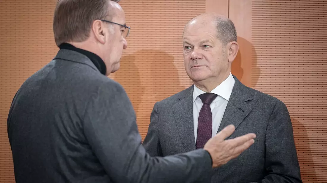 Olaf Scholz (r.) und Boris Pistorius während einer Sitzung des Bundeskabinetts im Bundeskanzleramt. - Bild: Kay Nietfeld/dpa