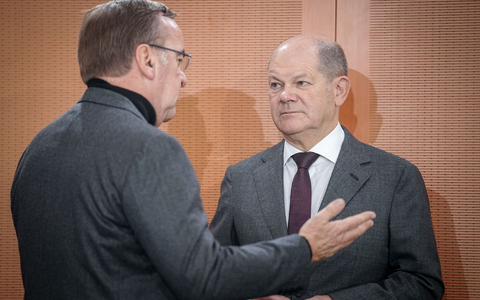 Olaf Scholz (r.) und Boris Pistorius während einer Sitzung des Bundeskabinetts im Bundeskanzleramt. - Foto: Kay Nietfeld/dpa