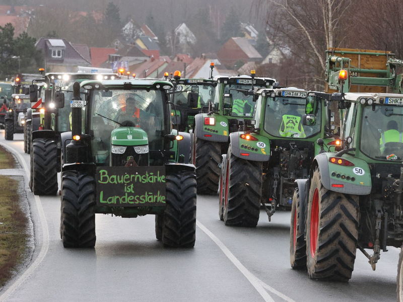 Die Landwirte planen für heute Konvois und Kundgebungen. - Foto: Bodo Schackow/dpa