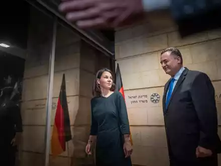 Außenministerin Annalena Baerbock ist in Jerusalem mit ihrem neuen israelischen Amtskollegen Israel Katz zusammengetroffen. - Foto: Michael Kappeler/dpa