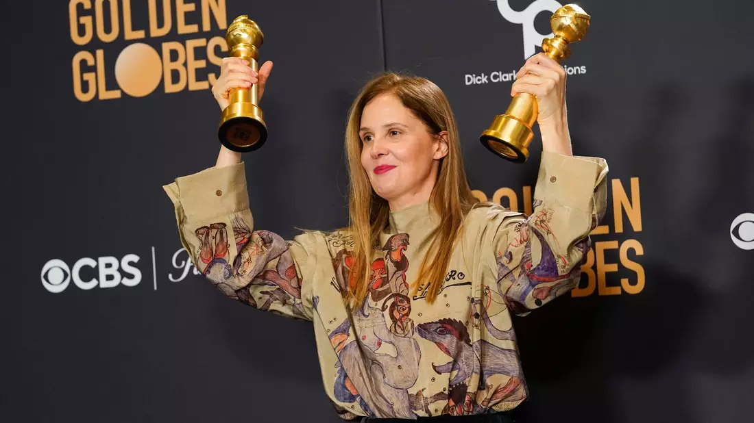 Justine Triet posiert mit ihren Preisen für «Anatomie eines Falls». - Bild: Chris Pizzello/Invision via AP/dpa
