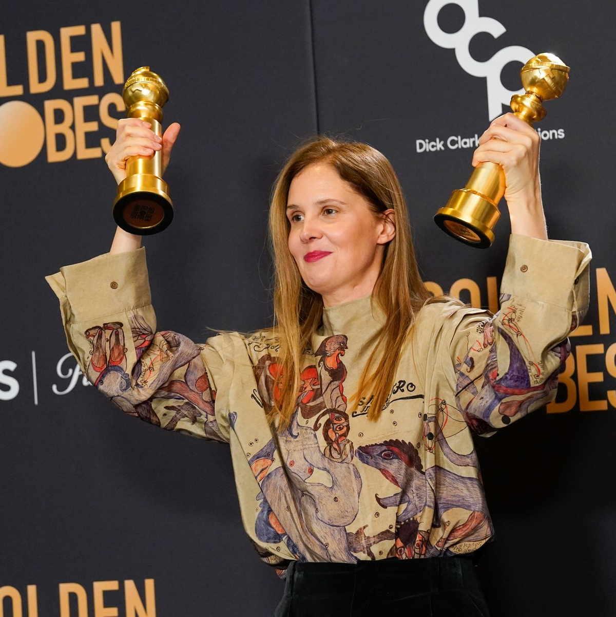 Justine Triet posiert mit ihren Preisen für «Anatomie eines Falls». - Foto: Chris Pizzello/Invision via AP/dpa