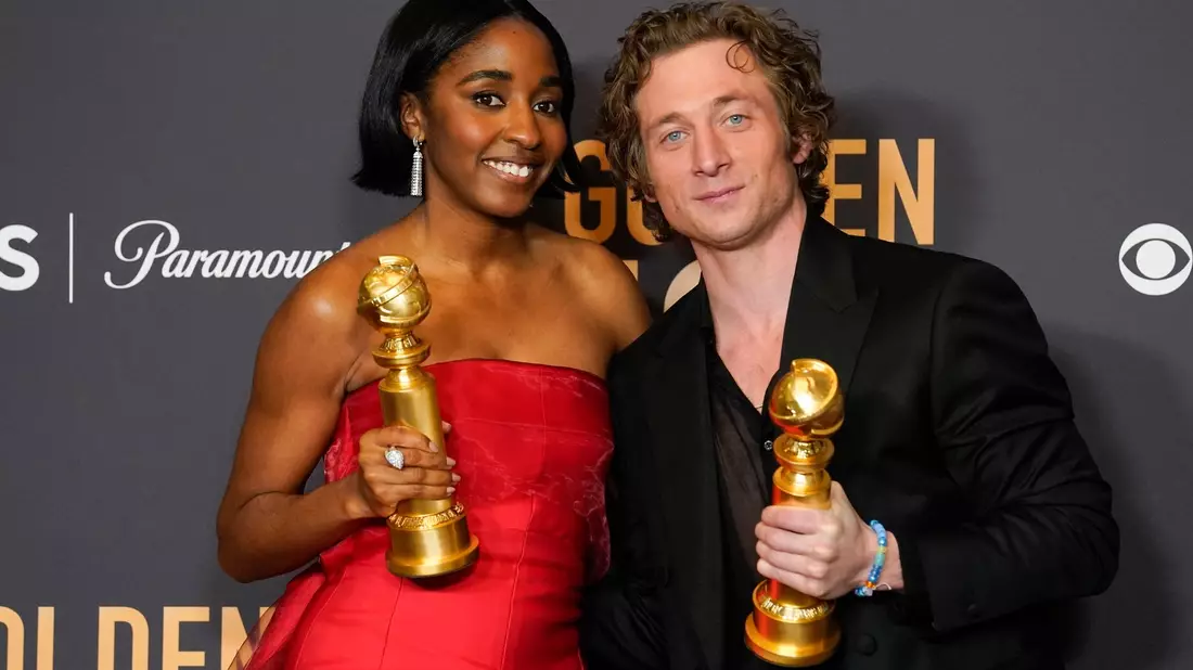 Ayo Edebiri (l) und Jeremy Allen White präsentieren ihre Trophäen. - Bild: Chris Pizzello/Invision/AP/dpa