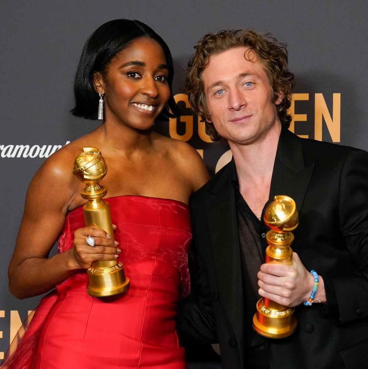 Ayo Edebiri (l) und Jeremy Allen White präsentieren ihre Trophäen. - Foto: Chris Pizzello/Invision/AP/dpa