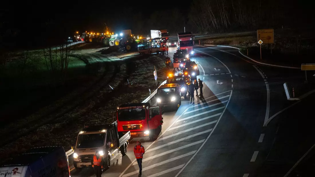 Hunderte Traktoren, Baufahrzeuge und Lkws blockieren das Kreuz der Bundesstraßen B303 und B279. - Bild: Pia Bayer/dpa
