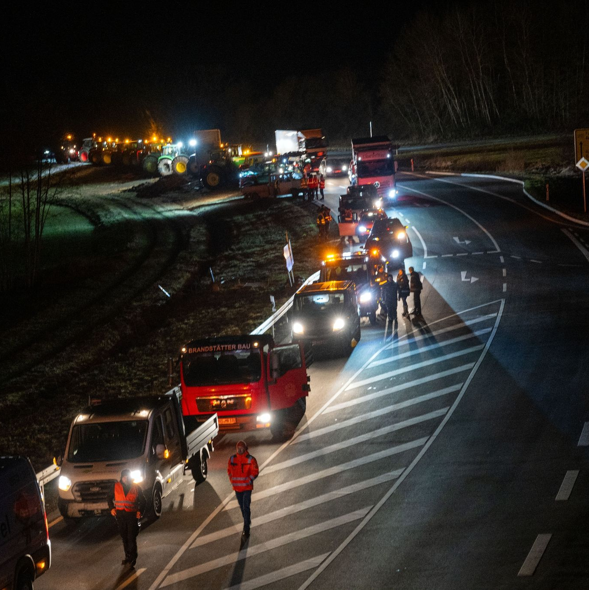 Hunderte Traktoren, Baufahrzeuge und Lkws blockieren das Kreuz der Bundesstraßen B303 und B279. - Foto: Pia Bayer/dpa