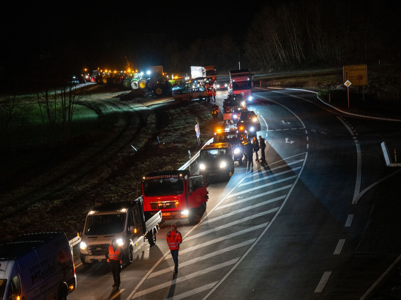 Hunderte Traktoren, Baufahrzeuge und Lkws blockieren das Kreuz der Bundesstraßen B303 und B279. - Foto: Pia Bayer/dpa