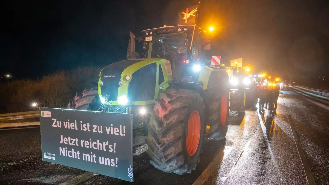 Tracktoren an der Auffahrt zur Autobahn A20 Grimmen-Ost (Mecklenburg-Vorpommern). - Bild: Stefan Sauer/dpa