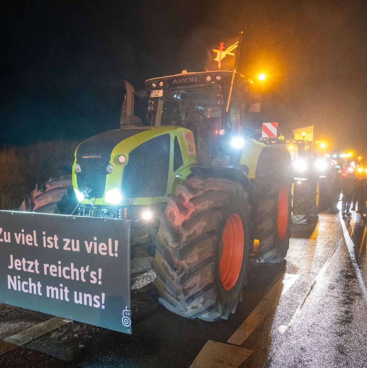 Tracktoren an der Auffahrt zur Autobahn A20 Grimmen-Ost (Mecklenburg-Vorpommern). - Foto: Stefan Sauer/dpa