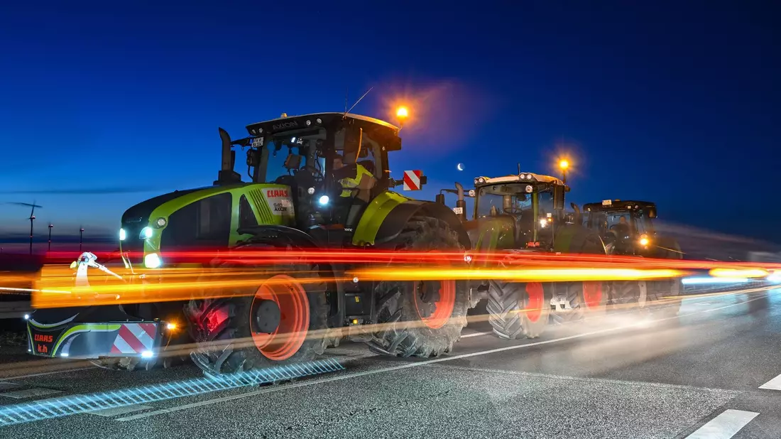 Landwirte blockieren mit ihren Traktoren die Auffahrt auf die Autobahn A12 in Richtung Berlin. - Bild: Patrick Pleul/dpa