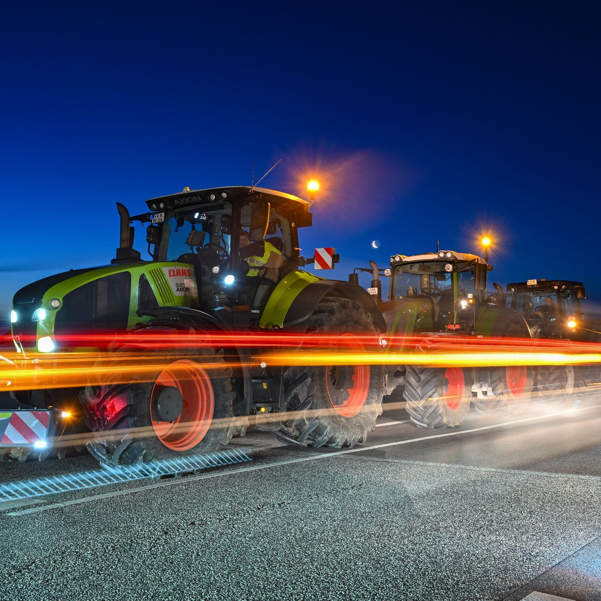 Landwirte blockieren mit ihren Traktoren die Auffahrt auf die Autobahn A12 in Richtung Berlin. - Foto: Patrick Pleul/dpa
