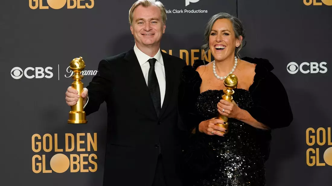 Regisseur Christopher Nolan freut sich mit seiner Frau, der Filmproduzent Emma Thomas, über die Golden Globes. - Bild: Chris Pizzello/Invision/AP/dpa