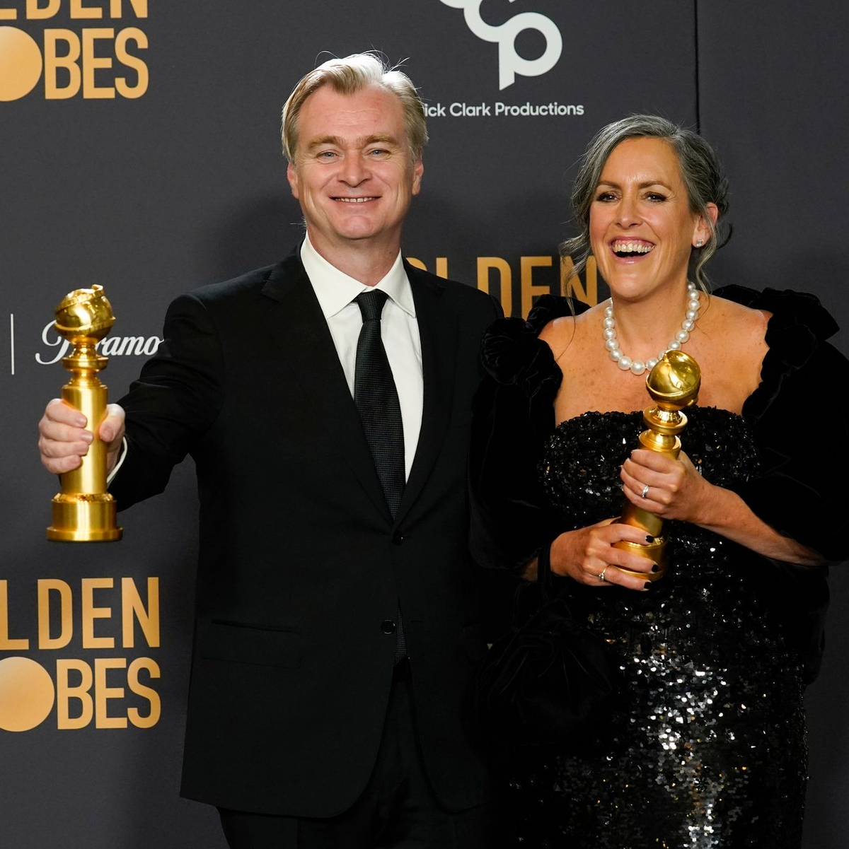 Regisseur Christopher Nolan freut sich mit seiner Frau, der Filmproduzent Emma Thomas, über die Golden Globes. - Foto: Chris Pizzello/Invision/AP/dpa