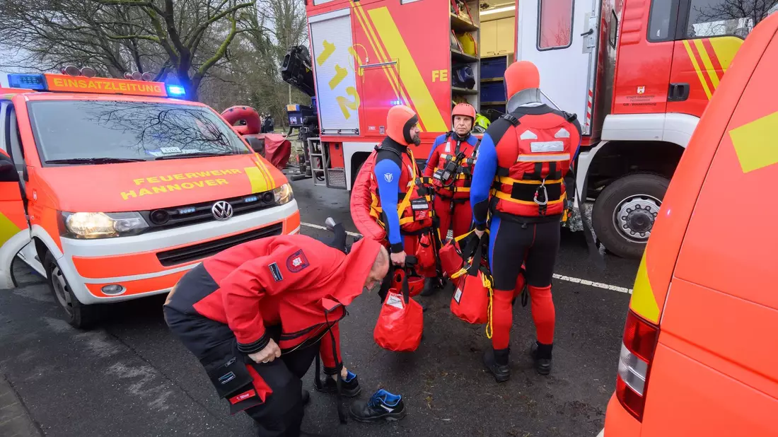 Einsatzkräfte der Wasserrettung der Feuerwehr Hannover auf einer überfluteten Straße zwischen Hannover und Hemmingen. Ein Mann war mit dem Fahrrad auf einer gesperrten Straße im tiefen Wasser gestürzt und weggespült worden. - Bild: Julian Stratenschulte/dpa