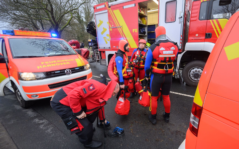 Bäumen spiegeln sich in vom Hochwasser überfluteten Feldern in der Leinemasch im Süden von Hannover. - Foto: Julian Stratenschulte/dpa