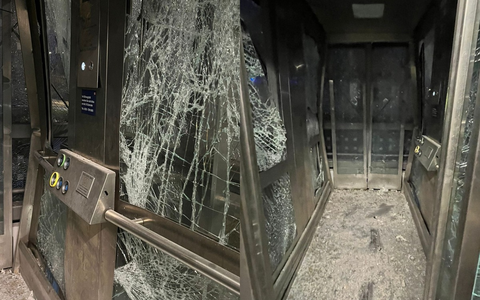 BPOL NRW: Unbekannte zerstören Aufzug - Bundespolizei sucht nach Zeugen - Foto: presseportal.de