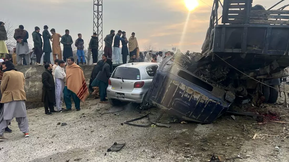 Attentat auf Impfteams: Die Bombe explodierte nahe eines Fahrzeugs am Straßenrand. - Bild: Str/XinHua/dpa
