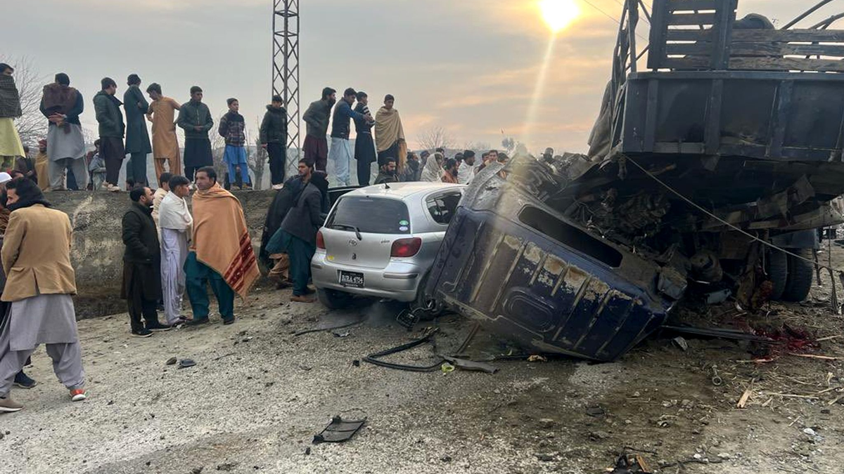 Attentat auf Impfteams: Die Bombe explodierte nahe eines Fahrzeugs am Straßenrand. - Foto: Str/XinHua/dpa