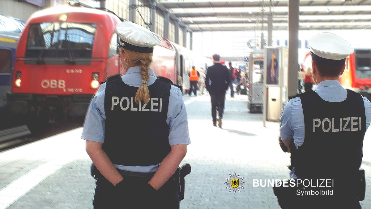 Bundespolizeidirektion München: Mutter will Zug an Abfahrt hindern / Auseinandersetzung mit Zugbegleiter - Foto: presseportal.de