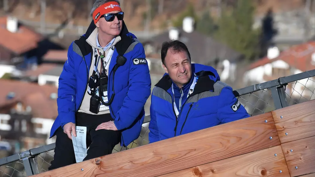Skisprung-Rennleiter Sandro Pertile (r) hat große Visionen. - Bild: Angelika Warmuth/Deutsche Presse-Agentur GmbH/dpa