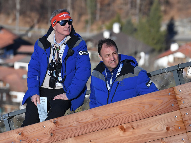 Skisprung-Rennleiter Sandro Pertile (r) hat große Visionen. - Foto: Angelika Warmuth/Deutsche Presse-Agentur GmbH/dpa