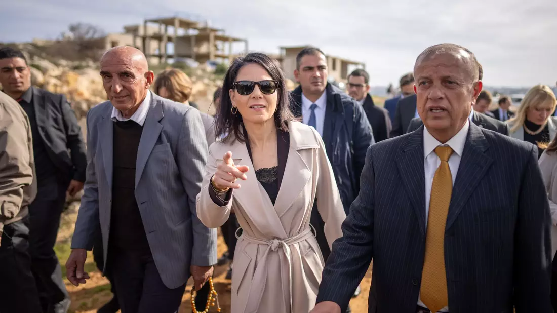 Außenministerin Annalena Baerbock (Bündnis 90/Die Grünen) besucht die Gemeinde Al-Mazraah Al Qibliyah im Westjordanland. - Bild: Michael Kappeler/dpa