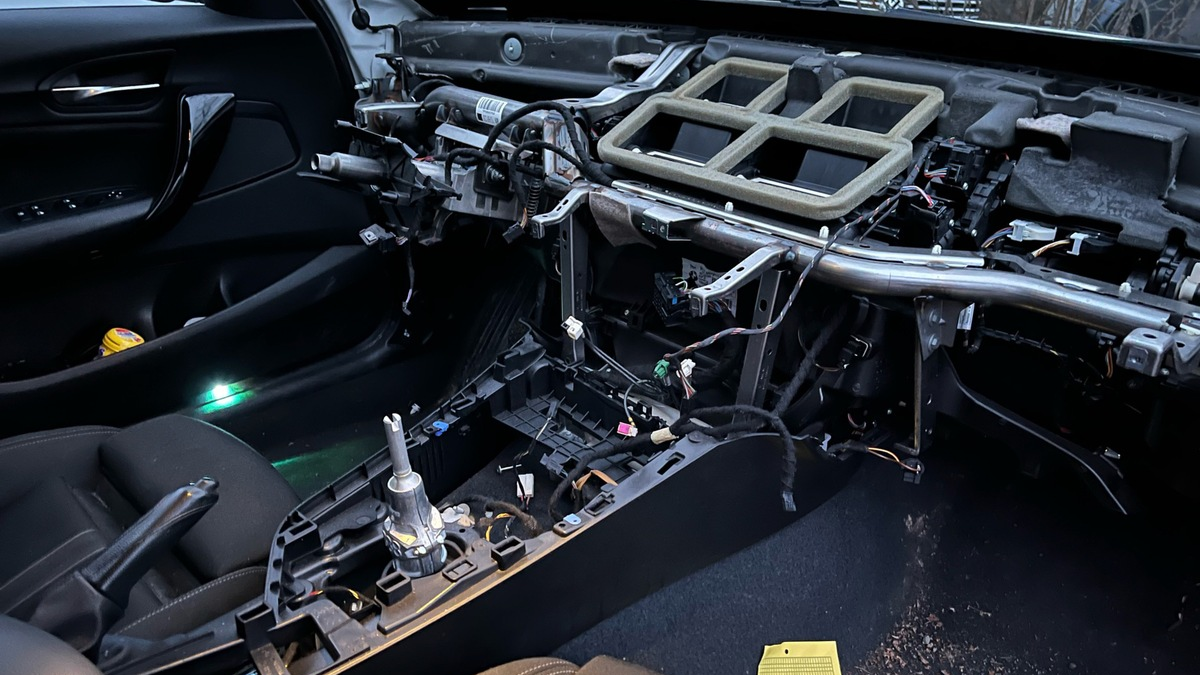 POL-RBK: Leichlingen - Mittelkonsole und Lenkrad aus BMW gestohlen - Foto: presseportal.de