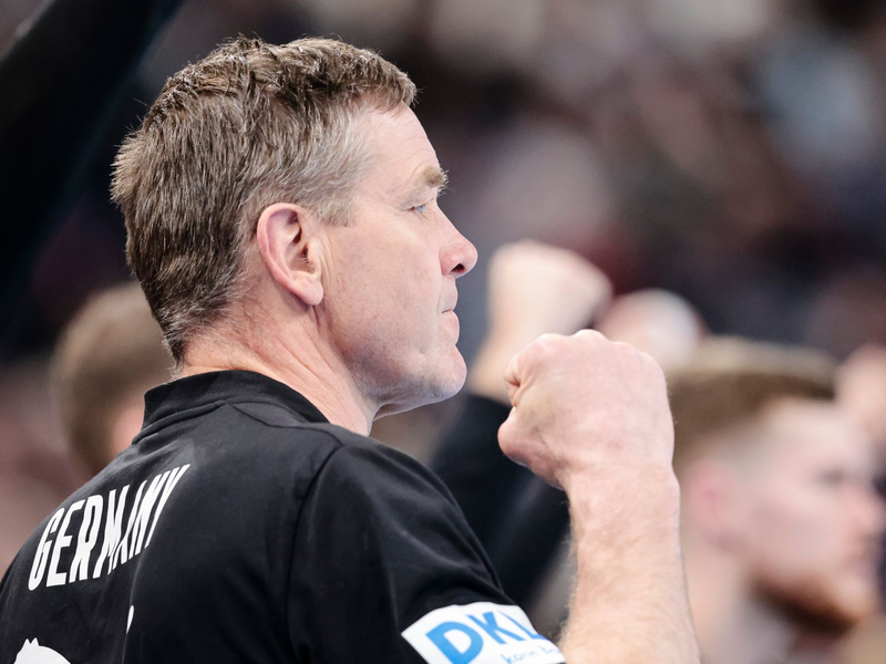 Die deutschen Handballer um Bundestrainer Alfred Gislason möchten bei der ersten Heim-EM eine Medaille gewinnen. - Foto: Frank Molter/dpa