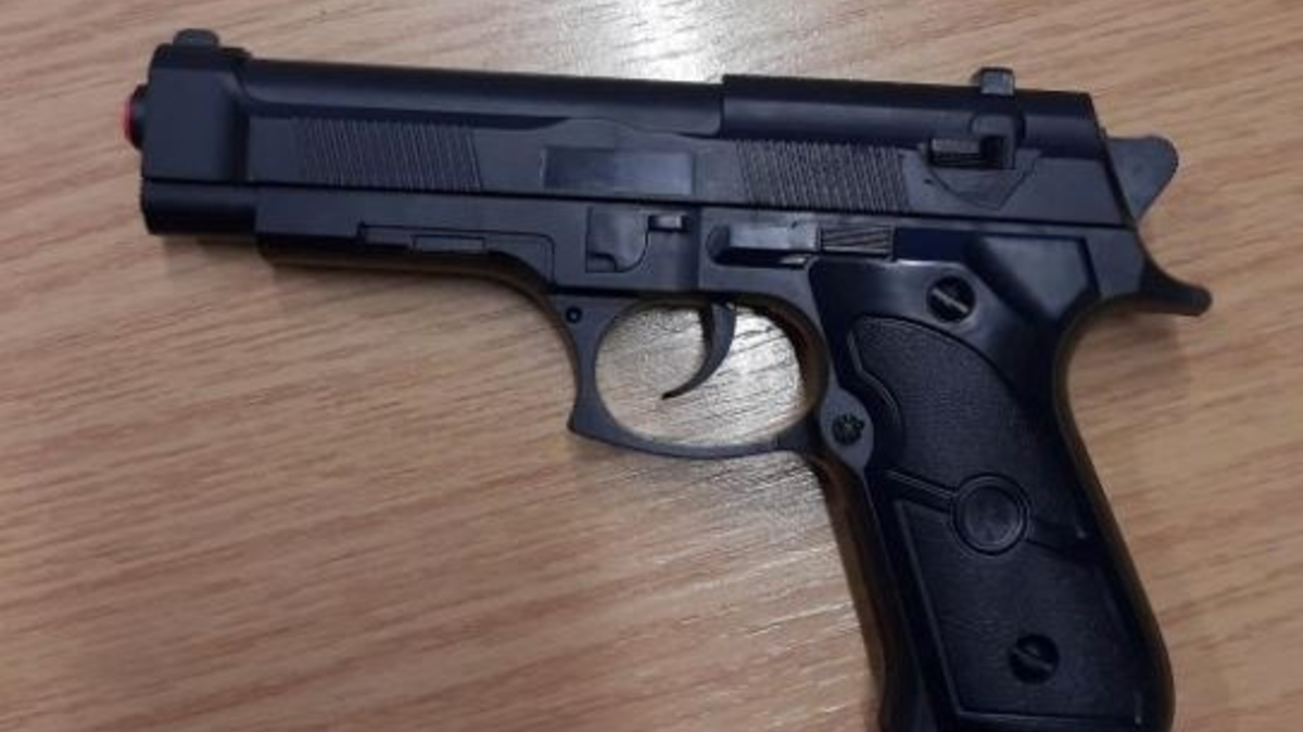 BPOL-H: Aggressives Diebesduo mit Anscheinswaffe entwendet Rucksack im Zug - Festnahme auf frischer Tat - Foto: presseportal.de