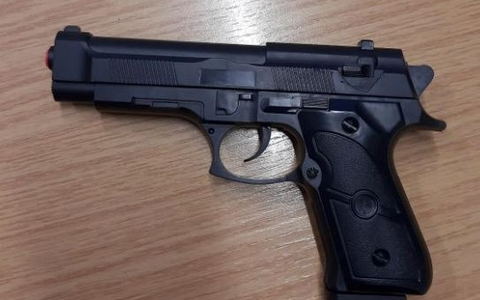 BPOL-H: Aggressives Diebesduo mit Anscheinswaffe entwendet Rucksack im Zug - Festnahme auf frischer Tat - Foto: presseportal.de