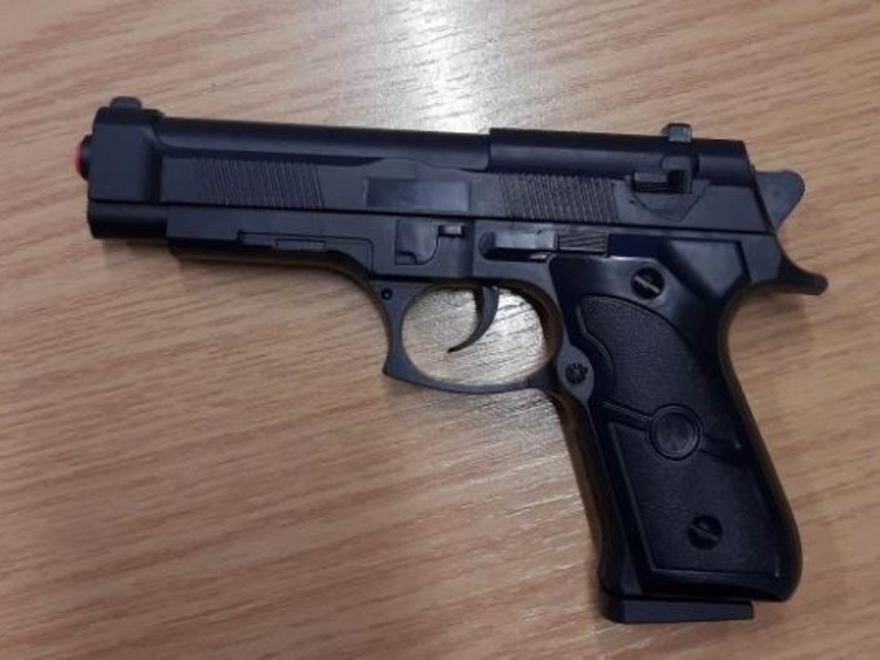 BPOL-H: Aggressives Diebesduo mit Anscheinswaffe entwendet Rucksack im Zug - Festnahme auf frischer Tat - Foto: presseportal.de