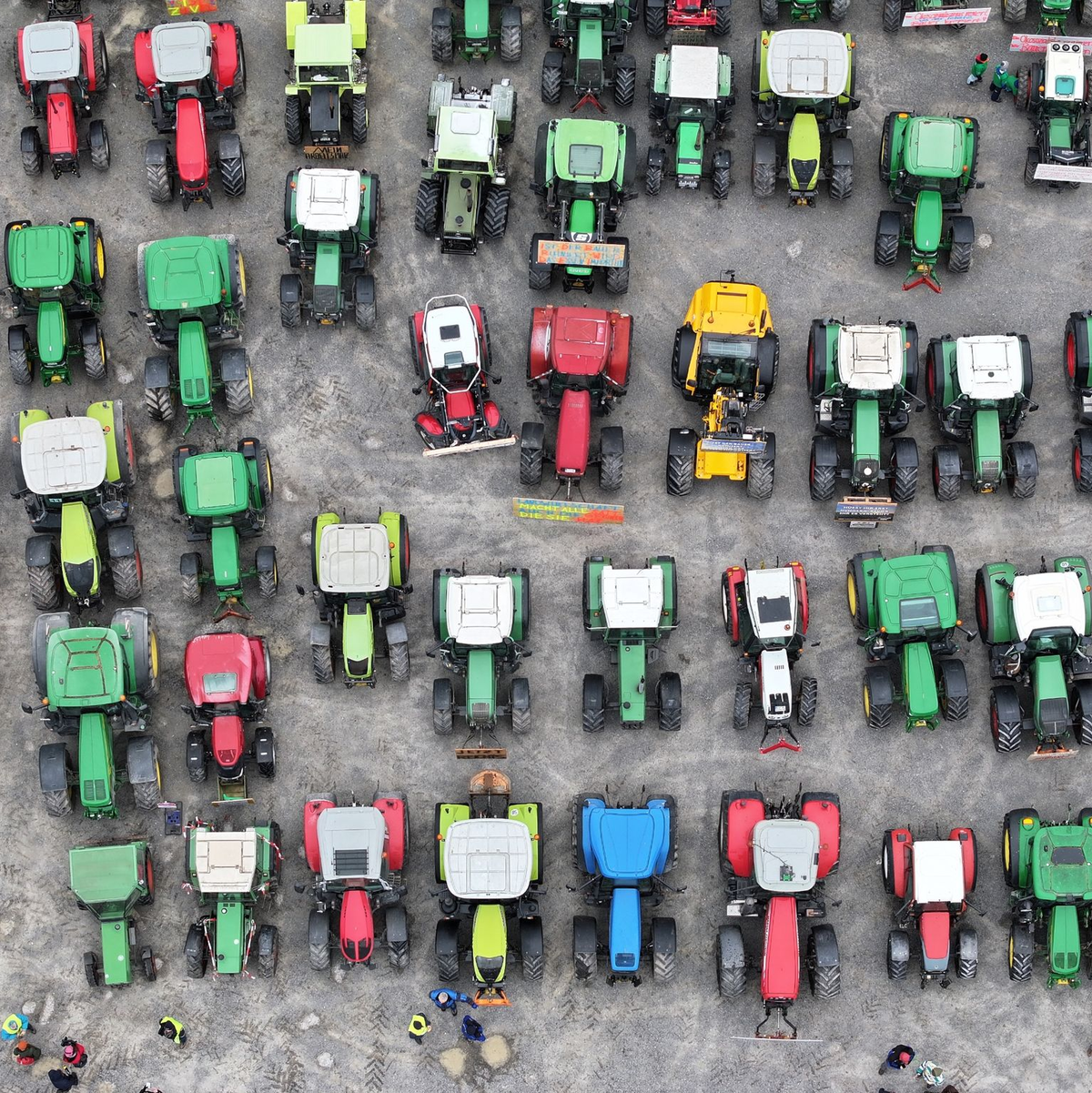 Bauern haben ihre Traktoren in Ravensburg auf einem Platz vor der Oberschwabenhalle abgestellt. - Foto: Felix Kästle/dpa