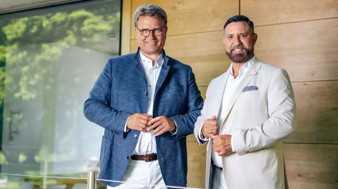 Zwei Welten für eine nachhaltige Zukunft: die Bayerische startet Fondspolice Blue Invest powered by Pangaea Life - Bild: presseportal.de
