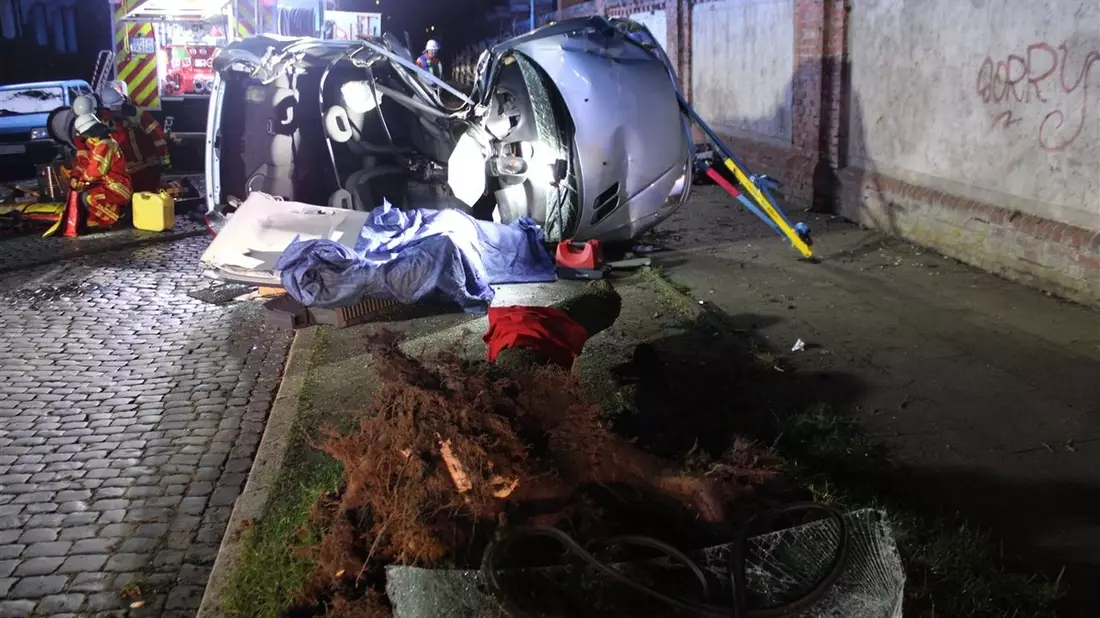 POL-MI: Auto prallt mit Fahrertür gegen Baum: Zwei Verletzte - Bild: presseportal.de