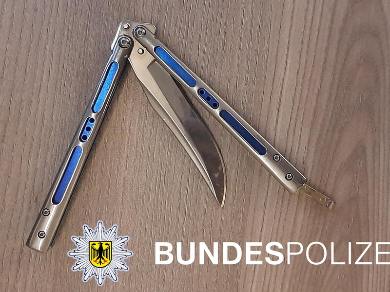 BPOLI-WEIL: Hauptbahnhof Freiburg im Breisgau: verbotenes Messer bei Kontrolle entdeckt - Foto: presseportal.de