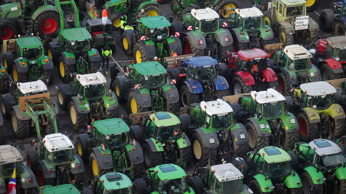 Trecker bei einer Kundgebung in Kiel. In Niedersachsen wurde bei einer Blockade ein Teilnehmer verletzt. - Foto: Christian Charisius/dpa