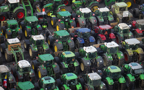 Trecker bei einer Kundgebung in Kiel. In Niedersachsen wurde bei einer Blockade ein Teilnehmer verletzt. - Foto: Christian Charisius/dpa