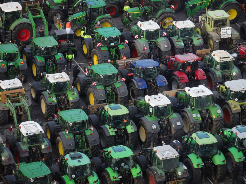 Trecker bei einer Kundgebung in Kiel. In Niedersachsen wurde bei einer Blockade ein Teilnehmer verletzt. - Foto: Christian Charisius/dpa
